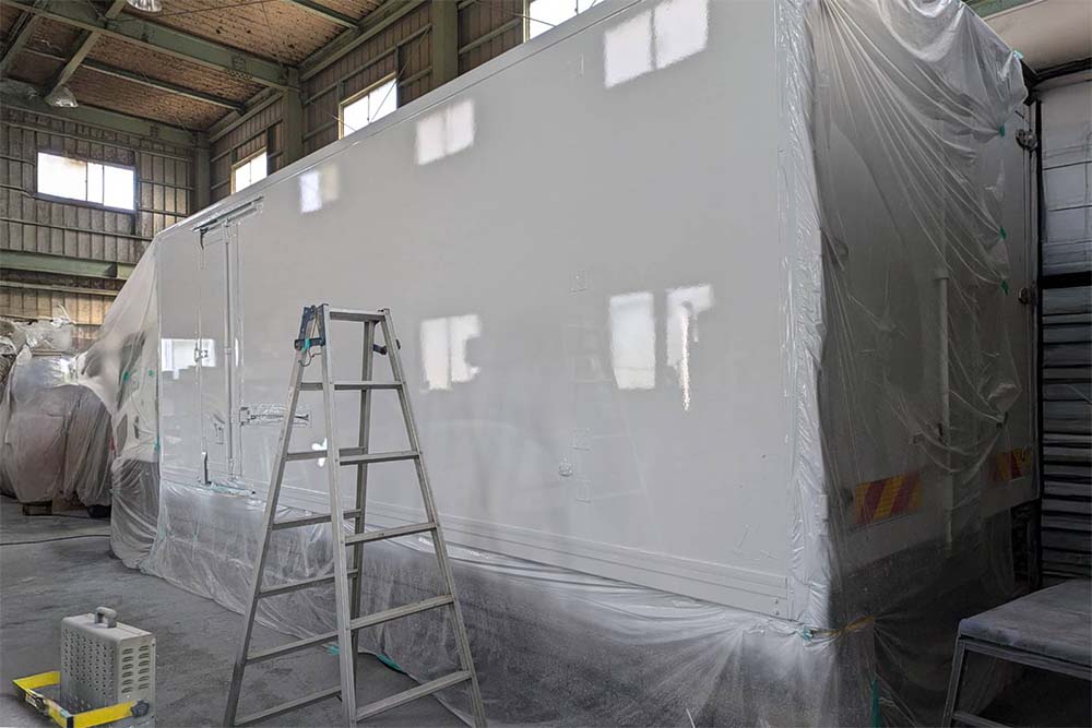 ボデーをマスキングしているトラック