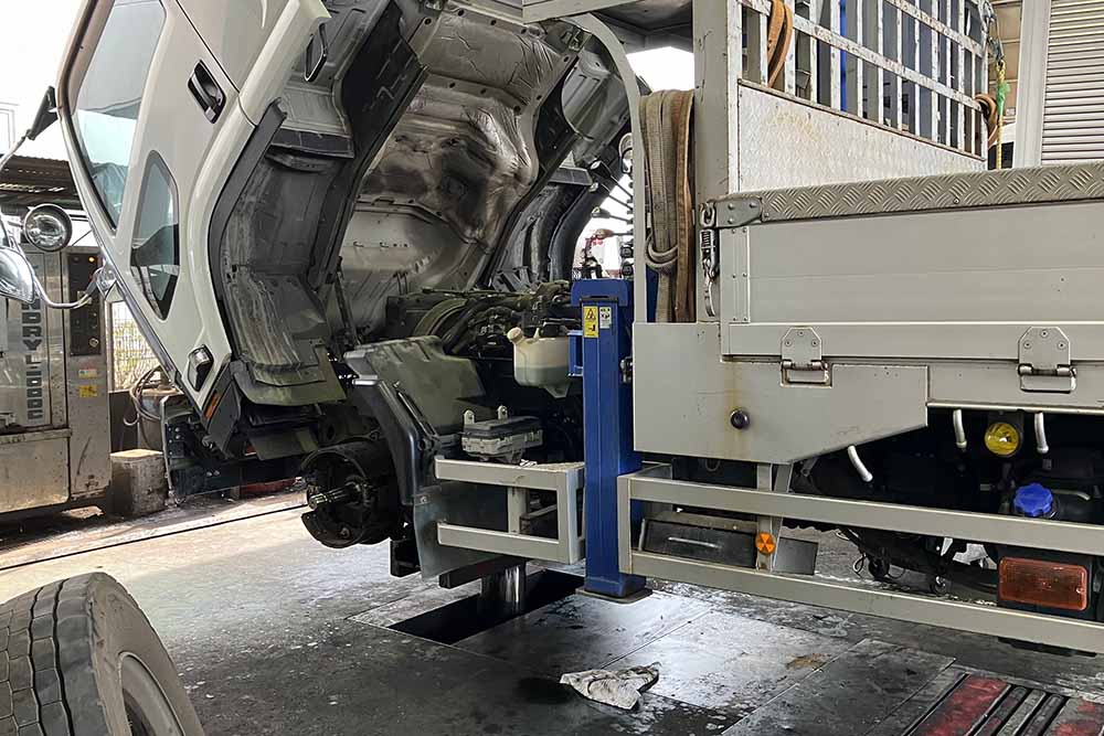 キャビンが上がっているトラック