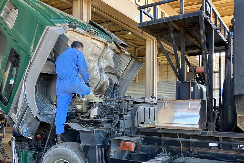 トラックを整備する様子